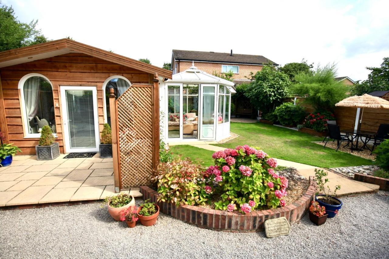 Formby Pinewood Studio Bed & Breakfast Екстериор снимка