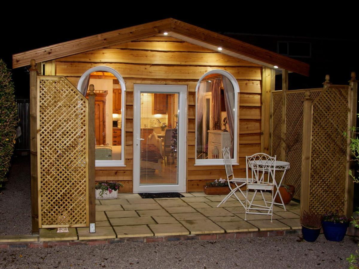 Formby Pinewood Studio Bed & Breakfast Екстериор снимка