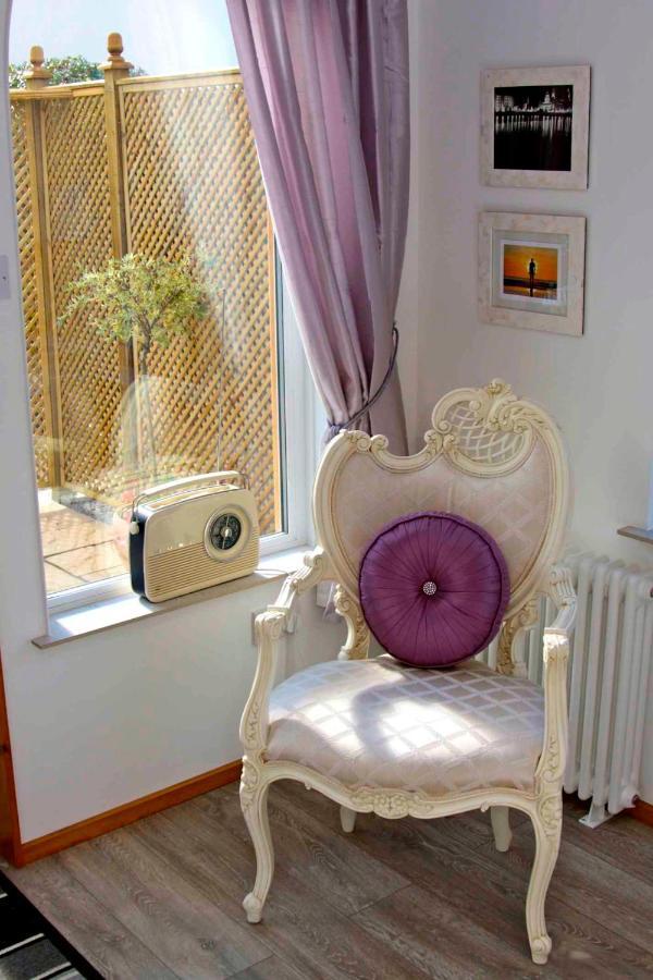 Formby Pinewood Studio Bed & Breakfast Екстериор снимка