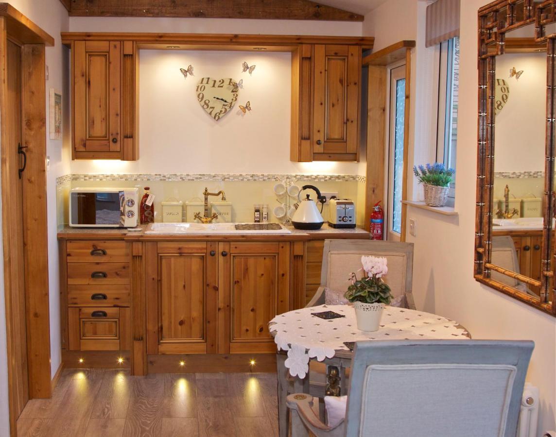 Formby Pinewood Studio Bed & Breakfast Екстериор снимка