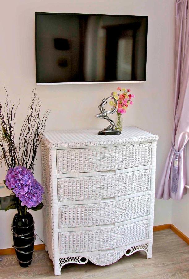 Formby Pinewood Studio Bed & Breakfast Екстериор снимка